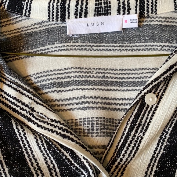 Light button down blouse - Picture 6 of 7